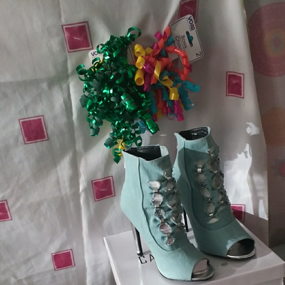 ADORABLE  4 1/2 incCAPE  ROBBIN BOOTIE  NWOT DEMIN